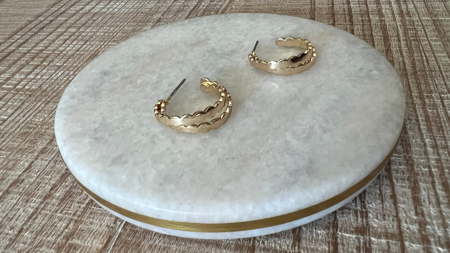 Double layer scallop hoops