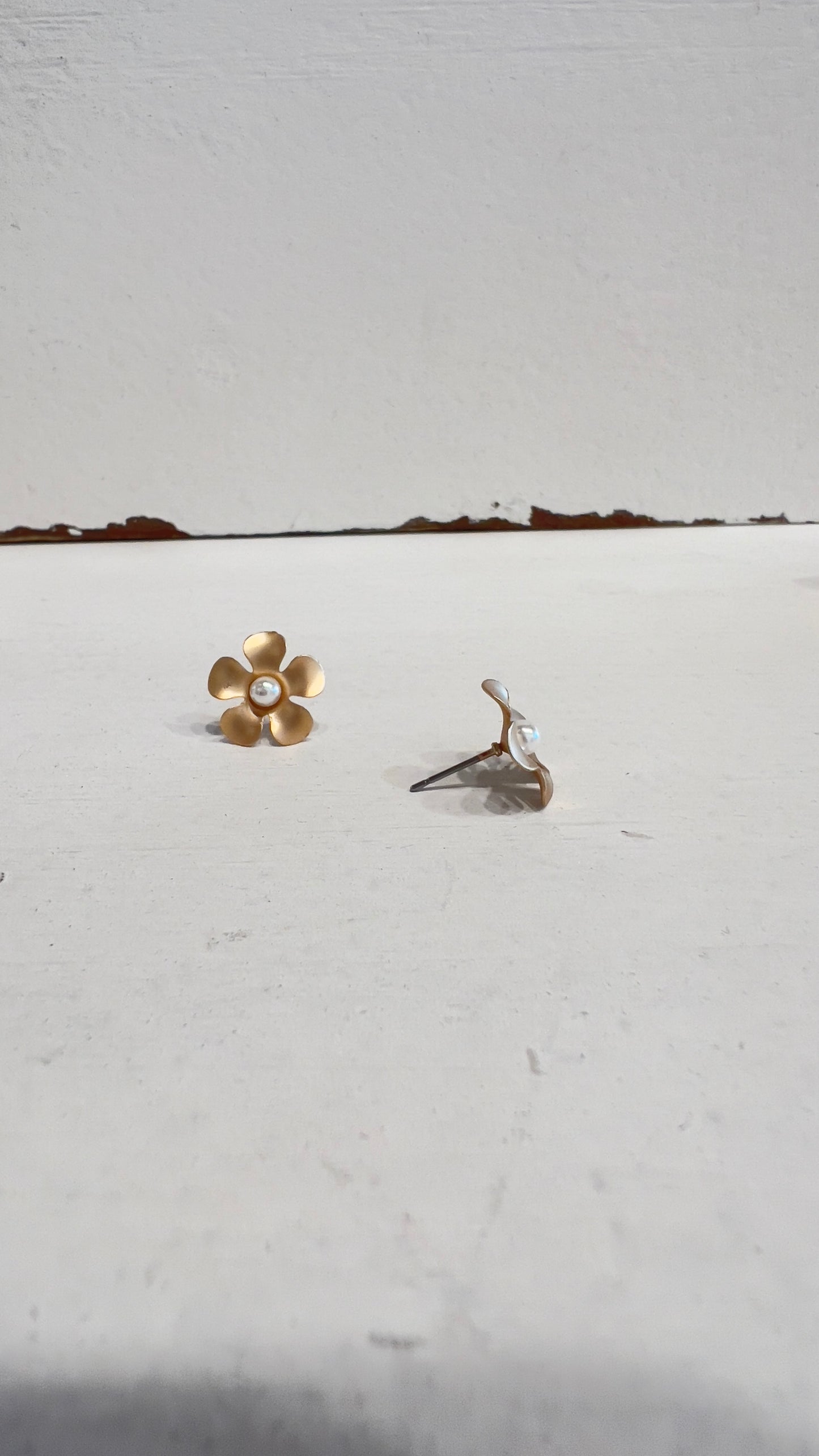 Gold Flower Pearl earrings